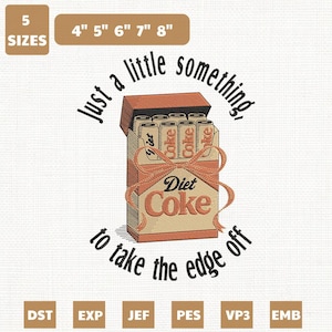 Op de afbeelding: Een borduurontwerp met een Diet Coke-doos met blikjes erin, vastgebonden met een strik. Tekst luidt "Just a little something, to take the edge off." Inclusief maten van 10.16cm tot 20.32cm.