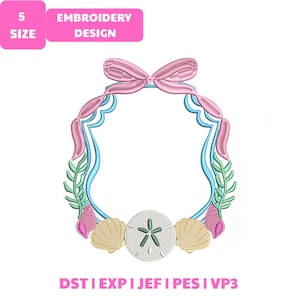 Peut inclure: Un motif de broderie représentant un cadre décoratif avec un nœud rose en haut, des lignes ondulées bleu clair, des algues vertes, des coquillages roses et jaunes, et un dollar des sables central. Texte : 5 SIZE EMBROIDERY DESIGN et DST EXP JEF PES VP3.