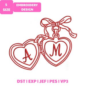 Könnte beinhalten: Rotes Stickdesign mit zwei herzförmigen Anhängern mit den Buchstaben "A" und "M". Die Anhänger sind durch ein Band und eine Schleife verbunden. Der Text "EMBROIDERY DESIGN" und "5 SIZE" ist enthalten.