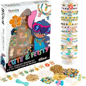 Puede incluir: Un kit de dise&ntilde;o de joyas DIY con el personaje Stitch. El kit incluye cuentas, dijes e hilo para hacer pulseras. La caja tiene el texto "CUTE & FEISTY" y "DIY JEWELRY DESIGN KIT". Se muestra una exhibici&oacute;n de pulseras terminadas.