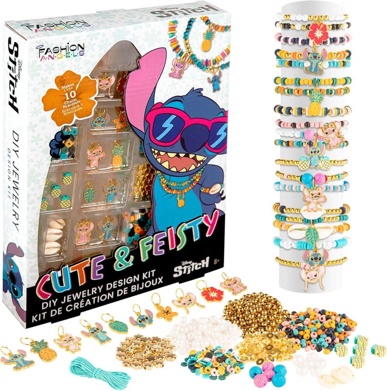 Puede incluir: Un kit de dise&ntilde;o de joyas DIY con el personaje Stitch. El kit incluye cuentas, dijes e hilo para hacer pulseras. La caja tiene el texto "CUTE & FEISTY" y "DIY JEWELRY DESIGN KIT". Se muestra una exhibici&oacute;n de pulseras terminadas.