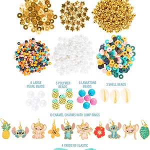 Puede incluir: Un kit de manualidades con m&aacute;s de 1.300 cuentas, incluyendo lentejuelas doradas, cuentas en forma de estrella y cuentas redondas. El kit tambi&eacute;n incluye cuentas de pol&iacute;mero, conchas, abalorios de esmalte y 3,66 metros de cord&oacute;n el&aacute;stico. El texto dice "1,300+ BEADS!"