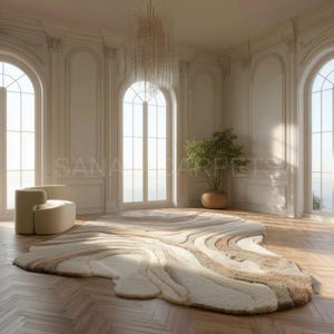 Può includere: Un grande tappeto astratto con un design fluido e organico nei toni crema, beige e marrone. Il tappeto è posato su un pavimento in legno in una stanza con grandi finestre ad arco e un lampadario. Il testo "SANA CARPETS" è visibile.