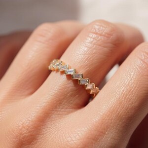 Anillo de eternidad geométrico moderno con diamantes talla baguette engastados en diagonal en oro amarillo macizo de 14k