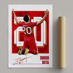 Pode incluir: P&ocirc;ster de um jogador de futebol com uniforme vermelho, n&uacute;mero 20, ajoelhado com os bra&ccedil;os levantados. O nome Diogo Jota e sua assinatura est&atilde;o abaixo. Um p&ocirc;ster enrolado est&aacute; &agrave; direita. O fundo &eacute; vermelho.