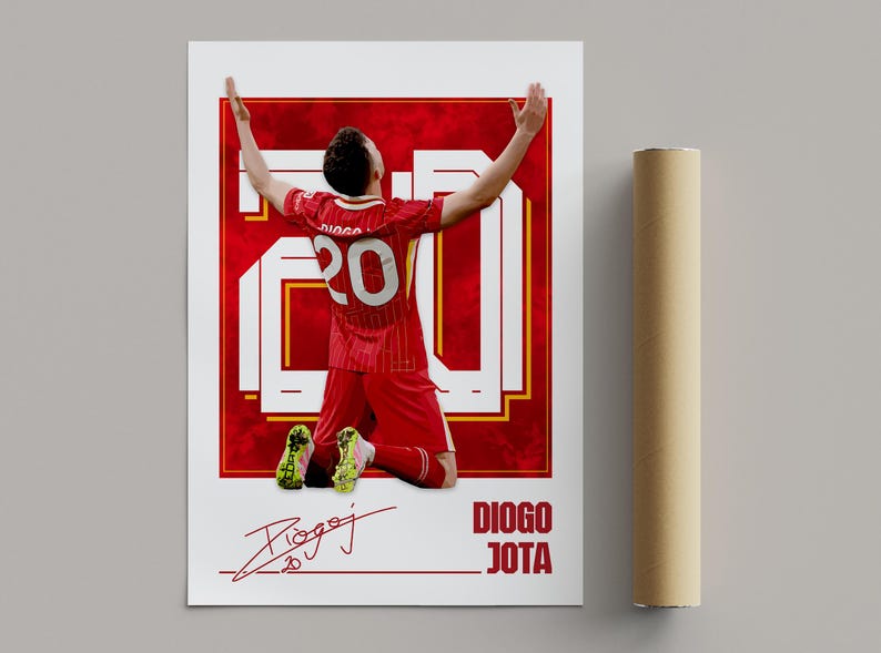 Pode incluir: P&ocirc;ster de um jogador de futebol com uniforme vermelho, n&uacute;mero 20, ajoelhado com os bra&ccedil;os levantados. O nome Diogo Jota e sua assinatura est&atilde;o abaixo. Um p&ocirc;ster enrolado est&aacute; &agrave; direita. O fundo &eacute; vermelho.