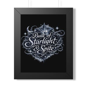 Póster enmarcado "Construido con luz de estrellas y rencor" / Arte de pared con escritura celestial