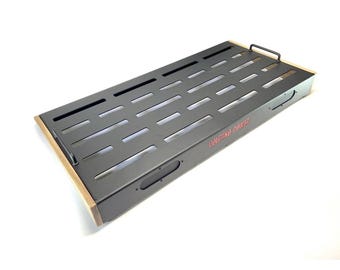 Extra stor handgjord pedalbräda i aluminium med valnötssidor