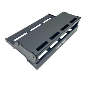 Puede incluir: Una estantería corredera de metal negro con recortes rectangulares y el texto "VOLCANO FORCE" impreso en el lateral. La estantería está diseñada para deslizarse, revelando un segundo nivel.