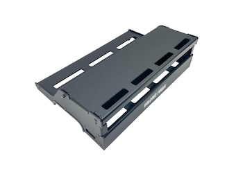 Litet tvåskiktat pedalbord i aluminium för gitarr, lätt och kompakt