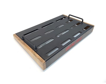 Liten handgjord pedalplatta i aluminium med valnötssidor: 46 x 28 cm gitarrbräda