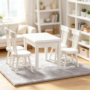 Könnte beinhalten: Ein Miniatur-Esszimmer-Set in Weiß, bestehend aus einem rechteckigen Tisch und vier Stühlen. Die Stühle haben ein klassisches Design mit Sprossenrücken. Das Set steht auf einem grauen Teppich und schafft eine gemütliche, einladende Szene. Der Raum ist minimalistisch eingerichtet.