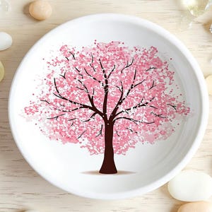 Puede incluir: Un juego de tres tazas de cerámica con un acabado mate moteado. Las tazas son de color crema, gris claro y gris oscuro. Cada taza tiene un diseño simple y moderno y un asa redondeada.