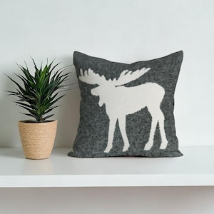 Kussensloop silhouet eland, grijze minimalistische boskussenhoes, rustiek hutdecor, housewarmingcadeau