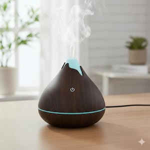 Peut inclure: Un diffuseur d'huiles essentielles marron foncé avec un effet grain de bois, en forme de volcan. Il a un sommet bleu clair et une ligne d'accentuation bleue. De la vapeur blanche s'élève du sommet. Un bouton d'alimentation est visible à l'avant.