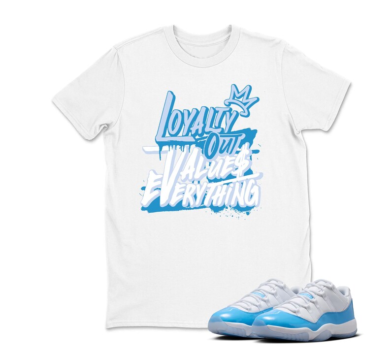 Peut inclure: T-shirt blanc avec l'inscription "Loyalty Over Values Everything" en bleu clair. Une paire de baskets bleu clair et blanches est au premier plan, assortie au design du t-shirt. L'ensemble t-shirt et baskets est coordonn&eacute;.