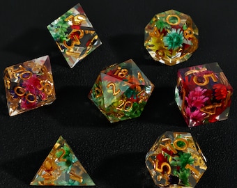 Ręcznie robione kostki do gry D&D z żywicy z suszonymi kwiatami