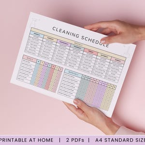 Puede incluir: Un horario de limpieza imprimible con una combinación de colores pastel. El horario se divide en tareas diarias, semanales y mensuales. El texto "CLEANING SCHEDULE" está en la parte superior. La parte inferior de la imagen dice "PRINTABLE AT HOME | 2 PDFs | A4 STANDARD SIZE".