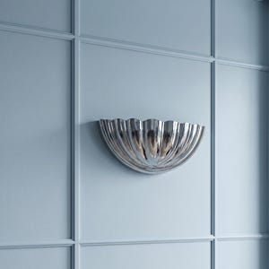 Handgefertigte Messing Half Dome Shell Wandleuchte: Polierte reflektierende Wandlampe, modernes minimalistisches Dekor