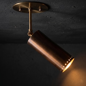 Foco de latón de mediados de siglo, aplique de techo o pared ajustable, luz de trabajo direccional, iluminación moderna hecha a mano.
