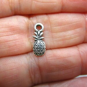 Peut inclure: Breloque en argent en forme d'ananas avec une boucle en haut pour l'attacher à des bijoux ou d'autres objets artisanaux.