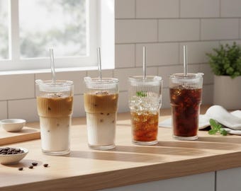Zestaw 4 kubków do kawy mrożonej z żebrowanego szkła | Kubki z żłobieniami, pokrywkami i słomkami | Prezent na Dzień Matki