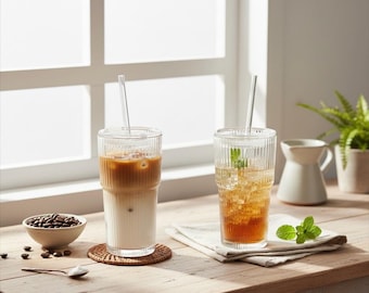 Zestaw 2 kubków do kawy mrożonej z żebrowanego szkła | Żłobkowany wzór, wieczka i słomki | Prezent na Dzień Matki