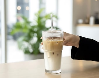 Odporny na rozlanie, żebrowany szklany kubek do mrożonej kawy (600 ml) | Z pokrywką i słomką | Prezent na Dzień Matki