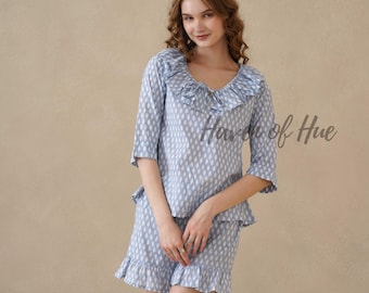 Conjunto coordinado estampado azul empolvado con top de cuello con volantes y shorts, ropa de estar por casa de algodón para mujer.