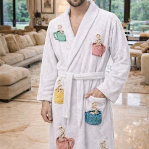 Handgemaakte Taylor Durden Fight Club badjas luxe hotelstijl met koffiekopje.