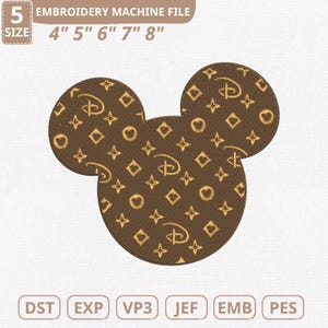 Puede incluir: Archivo de máquina de bordar marrón con forma de orejas de Mickey Mouse, estampado con símbolos dorados y el logotipo de Disney. Los tamaños de archivo son 10,16 cm, 12,7 cm, 15,24 cm, 17,78 cm y 20,32 cm. Los formatos de archivo son DST, EXP, VP3, JEF, EMB y PES.