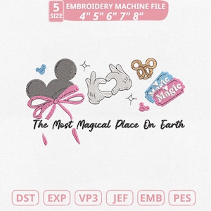 Può includere: Un file per macchina da ricamo con un disegno di una testa di Topolino con un fiocco rosa, due mani che formano un cuore, un pretzel e un biglietto con la scritta "Magic". È incluso anche il testo "The Most Magical Place On Earth".