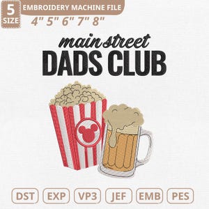 Può includere: Un design di file per macchina da ricamo con un contenitore di popcorn e un boccale di birra. Il testo recita "main street DADS CLUB". Dimensioni disponibili: 10,16 cm, 12,7 cm, 15,24 cm, 17,78 cm e 20,32 cm.