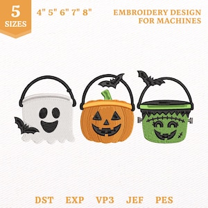 Peut inclure: Un motif de broderie pour machines représentant trois seaux à bonbons d'Halloween : un fantôme blanc, une citrouille orange et un monstre vert, avec anses noires et chauves-souris. Texte : 5 SIZES, 4" 5" 6" 7" 8", EMBROIDERY DESIGN FOR MACHINES, DST, EXP, VP3, JEF, PES.