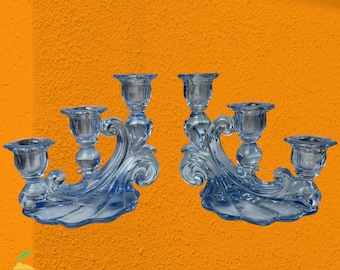 Par de candelabros Cambridge Caprice Moonlight de cristal azul de tres niveles con tres luces, en perfecto estado.