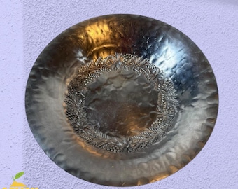 Cuenco vintage de metal martillado a mano con diseño de corona floral de 19 cm.