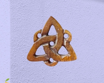 Colgante vintage Y2K celta Triquetra de piedra tallada para collar, charm Fairycore 1.25"