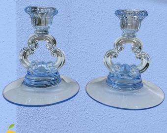 Par de candelabros antiguos de cristal Cambridge con forma de ojo de cerradura, tallo calado con motivos de volutas azules, 5 pulgadas.