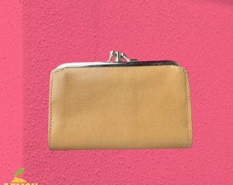 Monedero/Cartera de mano vintage de cuero beige tostado de los años 70 con doble bolsillo y cierre de beso.