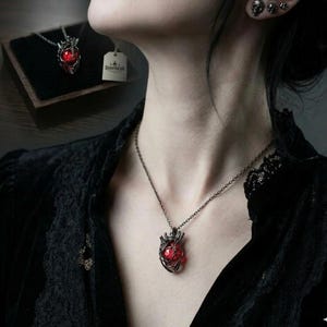 Witch Heart Pendant Necklace Alloy Clavicle Chain Dark Style Couple Jewelry Valentine’s Day Gift Guardian Charm Gothic Fashion Accessory