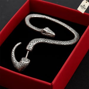 ゴシック スネーク イヤリング 合金製蛇耳イヤリング テクスチャード加工の鱗模様 ダークで魔女っぽいパンクやオルタナティブファッションにぴったりの大胆なステートメントジュエリー