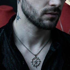 Metalen hangerketting met stekels – gotische ronde bedel met scherp randontwerp voor donkere, punk, alternatieve of industriële mode-sieraden