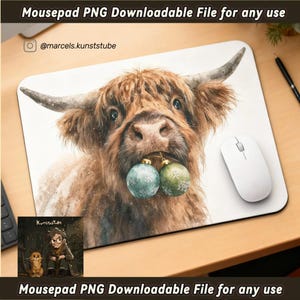 Könnte beinhalten: Weißes Mauspad mit einer Aquarellillustration einer Hochlandkuh, die Weihnachtskugeln hält. Das Mauspad enthält den Text "Mousepad PNG Downloadable File for any use" und den Instagram-Handle "@marcels.kunststube". Eine weiße Maus und ein Stift sind ebenfalls zu sehen.