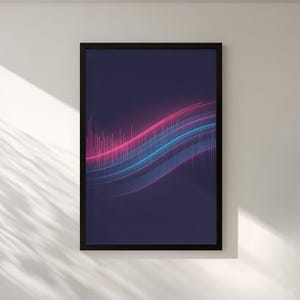 Op de afbeelding: Een ingelijst rechthoekig wandkunstwerk met een donkerblauwe achtergrond en een centraal horizontaal grafisch ontwerp. Het ontwerp bestaat uit gloeiende roze en lichtblauwe gebogen lichtsporen over verticale lijnen van variërende hoogte.