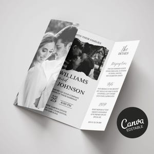 Op de afbeelding: Een drieluik trouwkaart sjabloon met zwart-wit foto's van een koppel. De tekst bevat Williams and Johnson, June 25, 6:00 PM, The Details, Staying Over, Gifts en RSVP. Een zwart rond Canva Editable logo is zichtbaar op de afbeelding.
