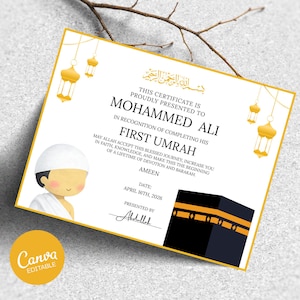 Może przedstawiać: Certyfikat ze złotymi akcentami, wręczony Mohammedowi Ali za ukończenie jego Pierwszej Umrah. Certyfikat zawiera ilustrację osoby w białych szatach i przedstawienie Kaaby.