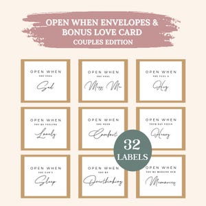 Peut inclure: Un ensemble d'enveloppes "Open When" et de cartes d'amour bonus pour les couples. Chaque carte, avec un texte noir sur fond blanc, est encadrée en or. Les phrases incluent "Sad", "Miss Me" et "Hug". L'ensemble contient 32 étiquettes.
