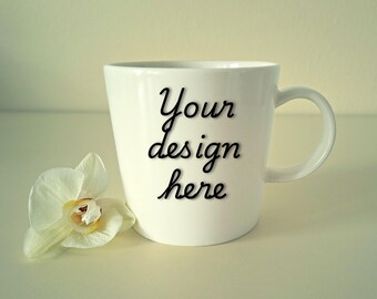 Weiße Tasse Mockup: Kaffeetasse mit Orchidee (Digitaler Download)