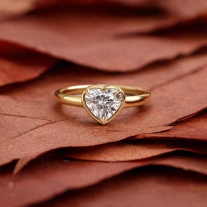 Anillo de compromiso y boda de oro macizo de 3 quilates con diamantes cultivados en laboratorio en forma de corazón para mujer, con engaste al ras y solitario engastado en bisel.