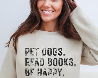 Peut inclure: Un sweat-shirt à col rond beige avec le texte noir au style vieilli PET DOGS. READ BOOKS. BE HAPPY. imprimé sur le devant. Le vêtement possède des manches longues et un col côtelé, offrant un aspect simple et épuré pour le quotidien.
